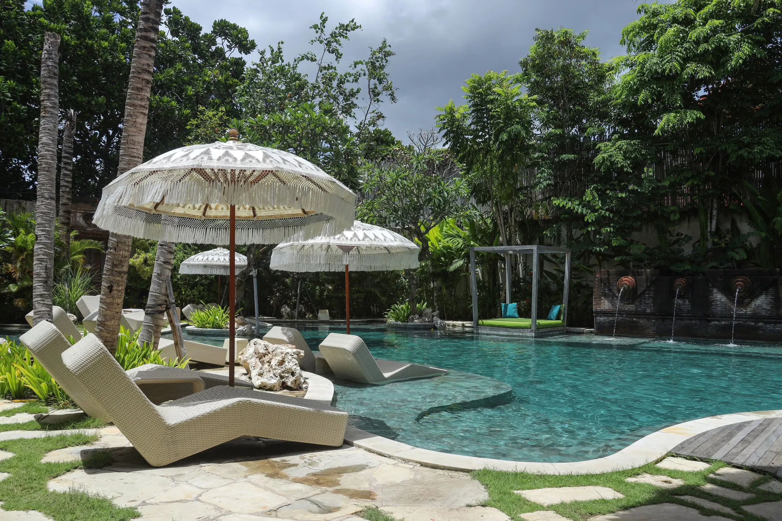 Hotel White Luxury