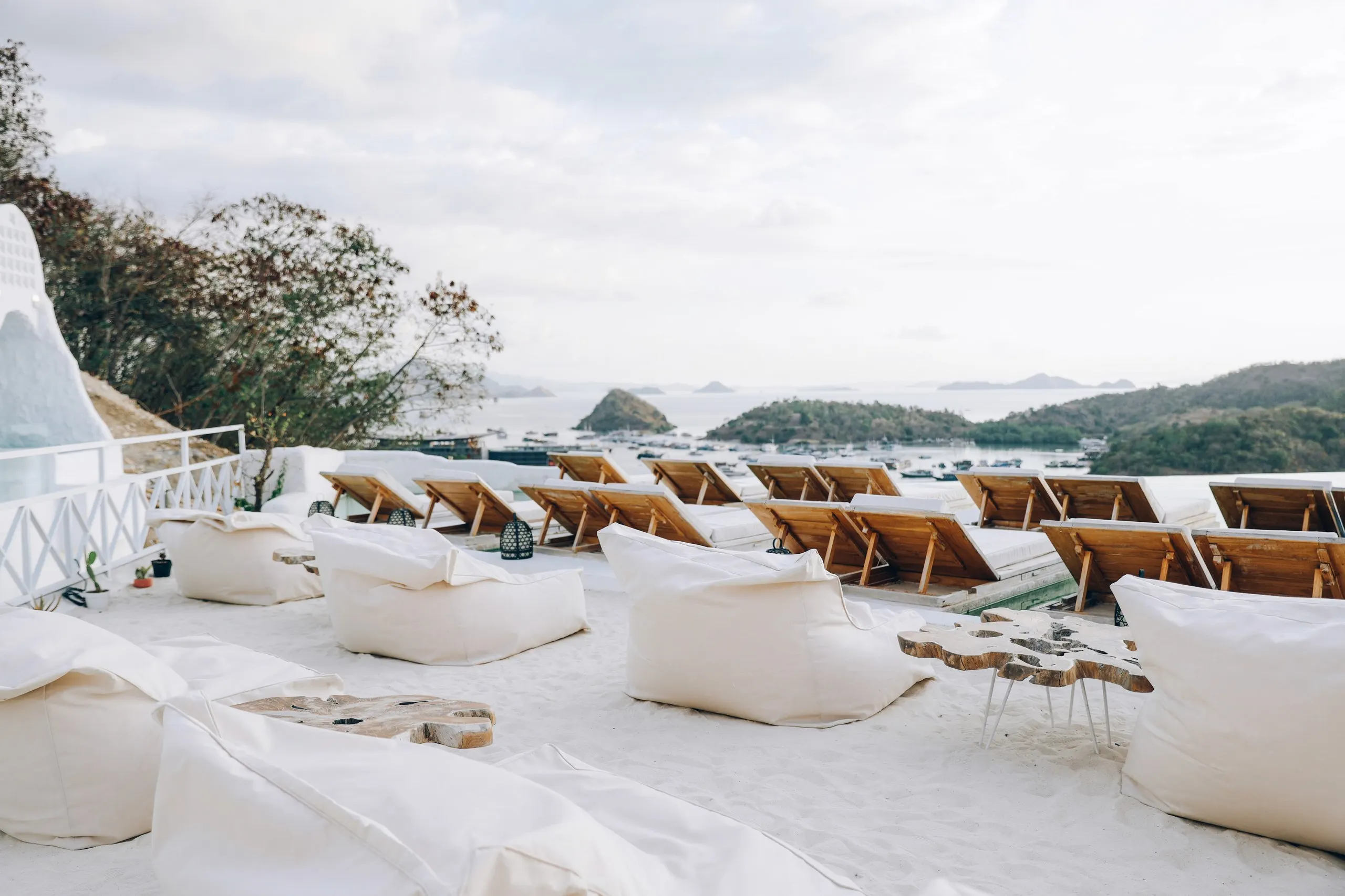 Hotel White Luxury